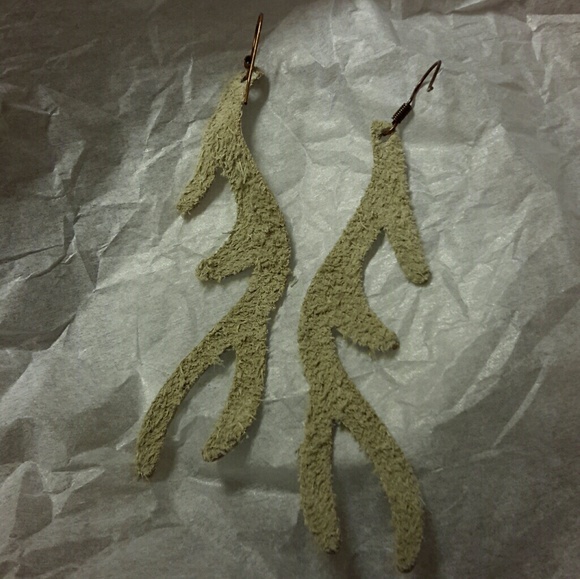 Leather Deer Antler Earrings - handmade - Picture 4 of 4